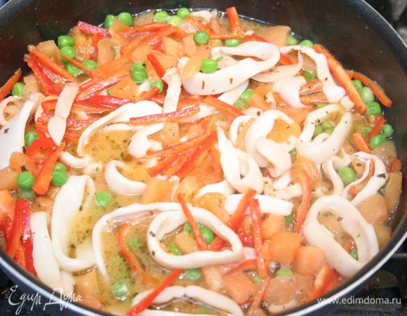 Добавьте сладкий перец и горошек, готовьте 3 минуты.