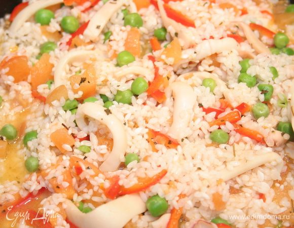 Всыпьте рис, перемешайте, готовьте 4 минуты.