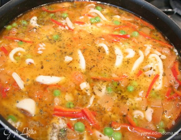 Влейте бульон и раствор шафрана в сковороду, посыпьте солью и перцем. Готовьте 7 минут.