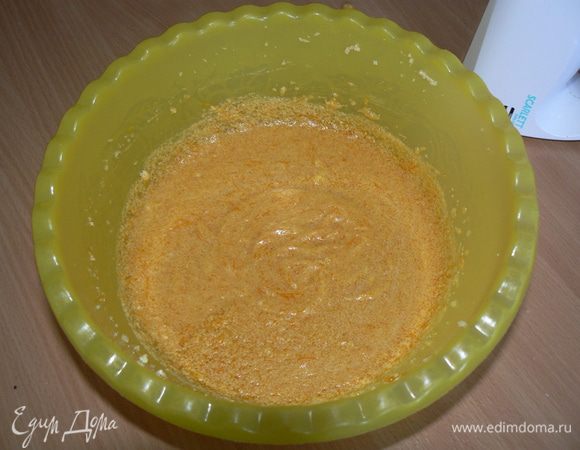  взбить масло с двумя видами сахара, добавить яйцо, тыквенное пюре, ванильный экстракт и хорошо перемешать.