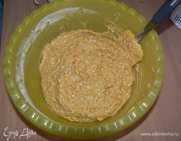 смешать муку, хлопья, соду, корицу, соль,постепенно добавить к тыквенно-маслянной смеси, перемешать. 