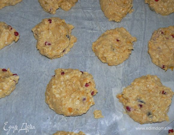 выложить столовой ложкой на противень и выпекать 16-20 минут, остудить 2 минуты на противне, затем переложить на решетку.