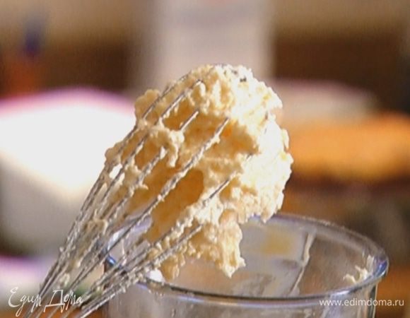 Добавить яйцо, часть измельченных орехов, соль и продолжить взбивать на медленной скорости.