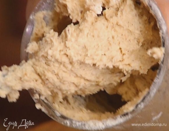 Всыпать муку и оставшиеся измельченные орехи и вымешать тесто лопаткой.