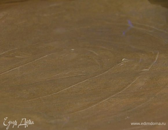 Выстелить противень бумагой для выпечки, смазать ее сливочным маслом.