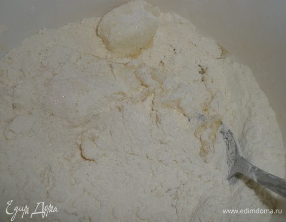 Для теста смешать творог, муку, разрыхлитель, сахар, масло и яйцо. Добавить ванилин.  Замесить крутое тесто. На первый взгляд оно получается очень сухим, однако не пугайтесь, месите руками и получится как надо. На крайней случай можно добавить еще масла капельку. 
