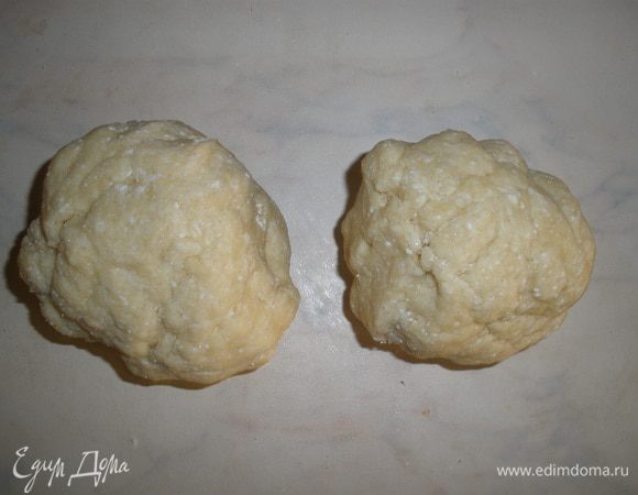 Тесто я разделила на 2 шара вот таких - так удобнее его раскатывать. 