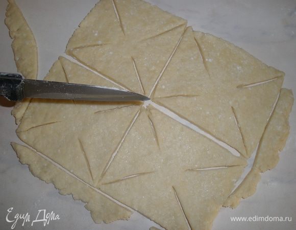 У каждого квадрата сделать надрезы к центру, но не до конца. 