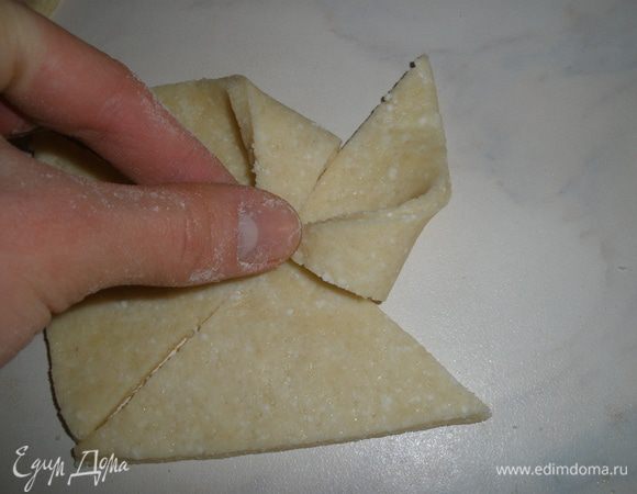 Загнуть каждый правый край треугольника в центр и плотно прижать - получится вертушка!