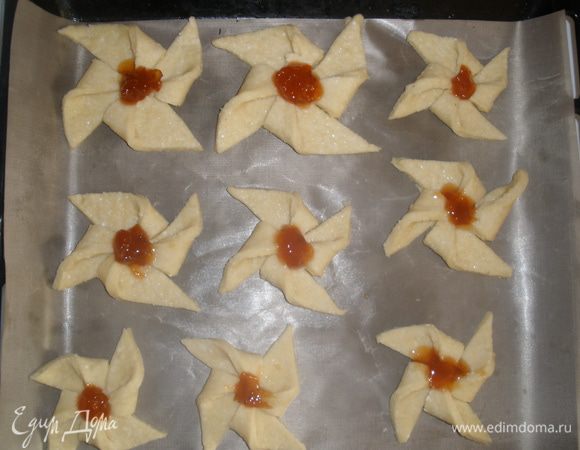 Выпекать в разогретой до 200 градусов духовке 12 минут. Кода остынут посыпать пудрой. 