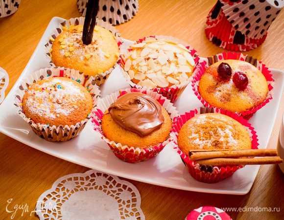 Каждый маффин украшайте по-разному. Используя любые подручные (съедобные :)) средства. 
