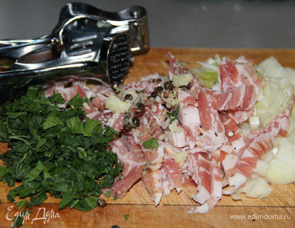 Нарезать - бекон соломкой, лук мелко, половину петрушки. Перец и чеснок раздавить.

