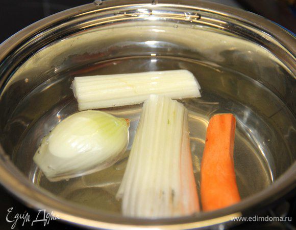 Прогреть в отдельной кастрюле бульон. У меня обычно овощной готовить его быстро, пока режу овощи он варится из тех овощей, которые есть дома.