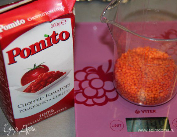 Подготовить чечевицу и помидоры.