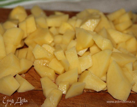 Пока варится чечевица, чистим и режем картофель удобным для вас способом. Через 10-15 минут добавляем в суп и варим до готовности.