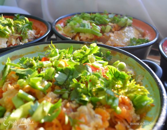 Я еще добавила немного белокочанной капусты, был крошечный остаточек, жалко было выбрасывать. Еще один горшочек у меня без колбаски и смеси перцев, но с кусочком сливочного масла для младшего сына, размяли вилочкой и все. Для взрослых хлеб «Тоскано»  порезали , полили оливковым маслом , сверху положили немного рубленого чеснока и большие куски сыра « Моцарелла». Поставили под гриль  и подали с рагу. МИР ВАМ!