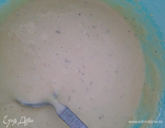 Дайте тесту отстояться в течении 10 минут. Оно должно получится достаточно жидким, наподобие густого теста для блинов. При необходимости добавьте соответственно либо молоко, либо муку.