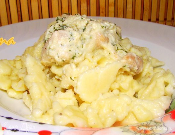 Переложите сдобренные маслом клецки в большую чашу или порционные тарелки, сразу подайте на стол, можно приправить перцем и пряными травами по своему вкусу. Я подала с курицей в сметано-сырном соусе. ОЧЕНЬ ВКУСНО! Приятного аппетита!