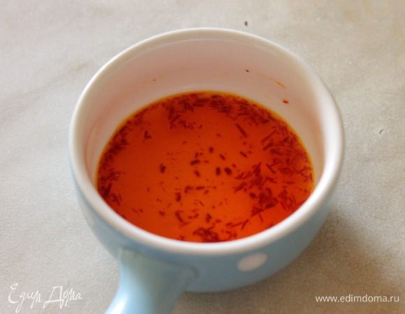 К шафрану добавить немного воды. Оставить на 10 минут минимум. Шафран придает рису насыщенный цвет, напоминает вкус меда и обладает слегка острым вкусом.
Филе красной рыбы ( я сама удалила кости и кожу) полить соком лимона и посолить. Оставить мариноваться. 