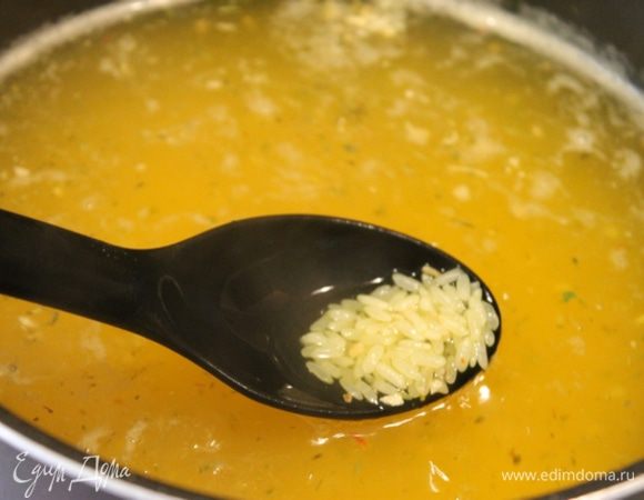 Рис промыть несколько раз, пока вода не станет прозрачной. Залить холодной водой, добавить соль, и поставить на огонь. Как только вода закипит добавить воду с шафраном. Бульон получается желтым. 