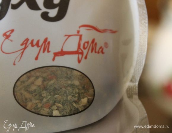 Еще я сразу же, как только вода закипела, добавила приправы для ухи. В составе данной приправы лук, морковь, фенхель, укроп, петрушка, эстрагон, перец белый, корень сельдерея, лавровый лист. 