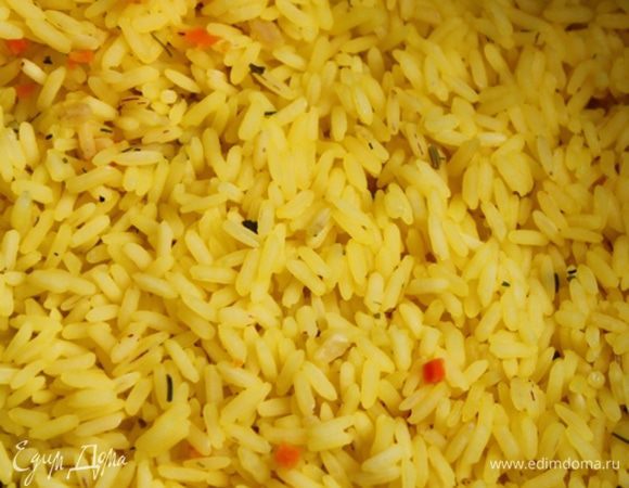 Рис нужно варить до полуготовности. Минут 10. Потом слить воду. такой вот красивый ароматный желтый рис получается. 