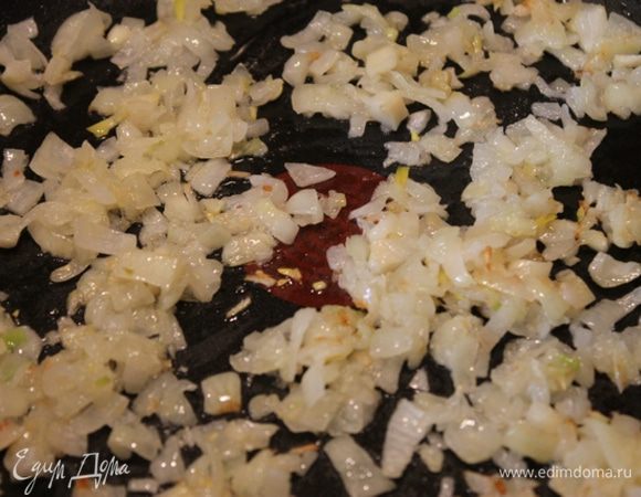 Лук слегка обжарить на растительном масле. 