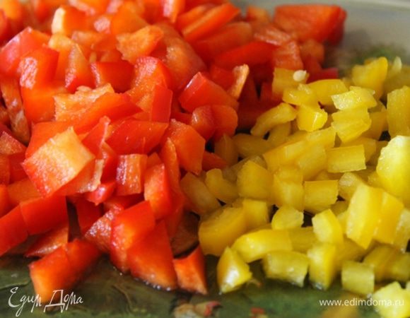 Перцы мелко порезать. 