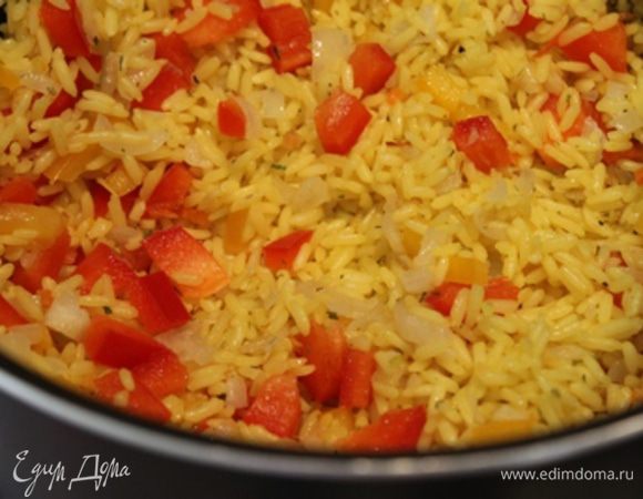 Соединить рис с луком и перцами. Попробуйте на соль. Если надо добавьте немного соли. 