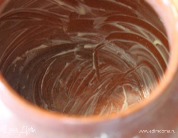 Горшочки смазать сливочным маслом. 