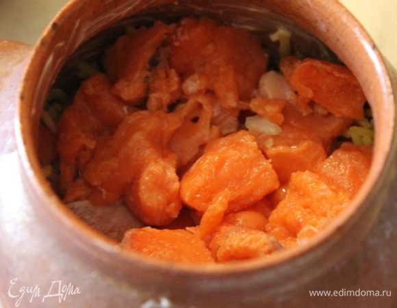 Сверху положить кусочки рыбного филе. 