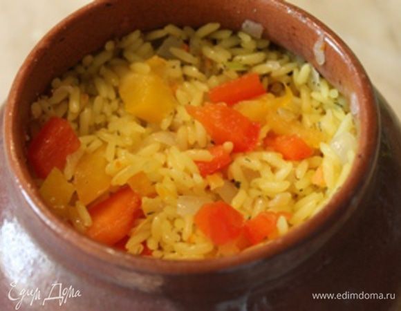 Сверху рыбы мелко порезанные помидоры без кожицы. Помидары слегка посолить. И снова рис с овощами.