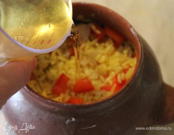 Добавляем вино или сок. Можно добавить желтый ароматный бульон от риса. У меня было 2 больших горшочка. В каждый я добавила по 100 гр. вина. 