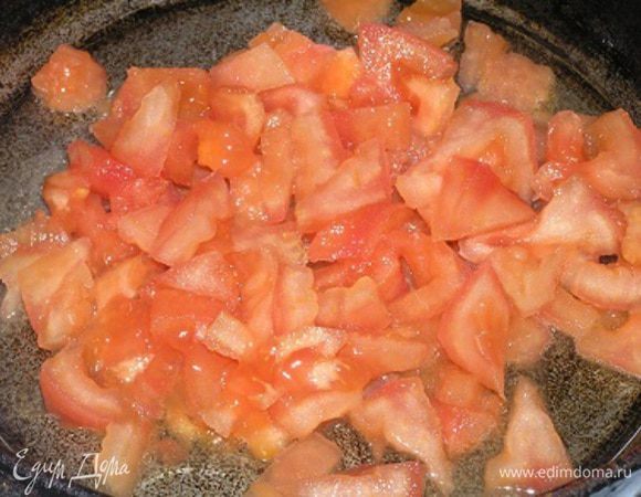 Помидоры очистить от кожицы (можно предварительно опустить в кипяток на несколько секунд, тогда она легко снимается), мелко порезать, потушить на растительном масле, 