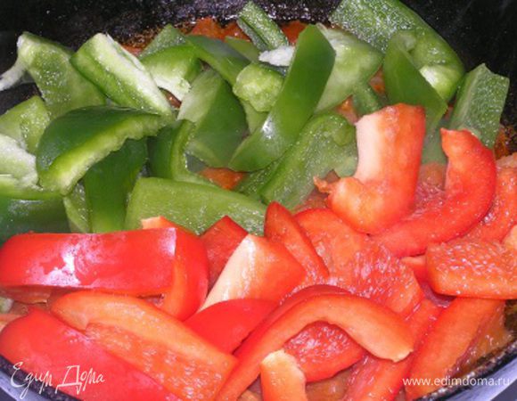 Перец очистить и крупно порезать (по классическому марокканскому рецепту его надо предварительно подкоптить на углях и снять кожицу, но я оставила с кожицей).
Порезаный перец добавить к помидорам и тушить до готовности, минут 20 (воду не добавлять). 