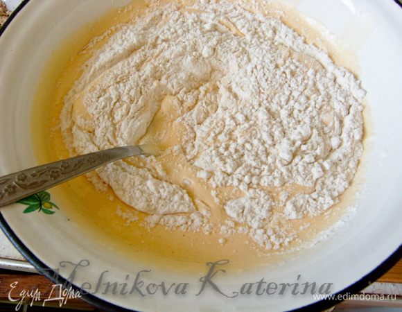 Добавить в желтки муку и тщательно перемешать. 