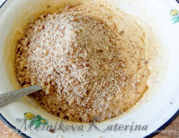 Затем добавить в желтки орехи и все тщательно перемешать. 