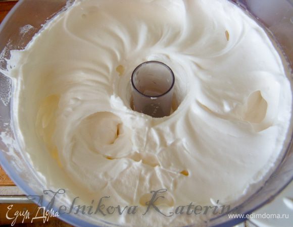 Взбить белки до легких пиком. Затем добавляя оставшийся сахар по чайной ложке, взбить до крепких пиков. 