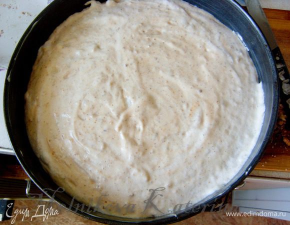 Хорошо смазать форму для запекания сливочным маслом, выложить тесто, разровнять. Выпекать 35 минут при 160 градусах (до сухой зубочистки)