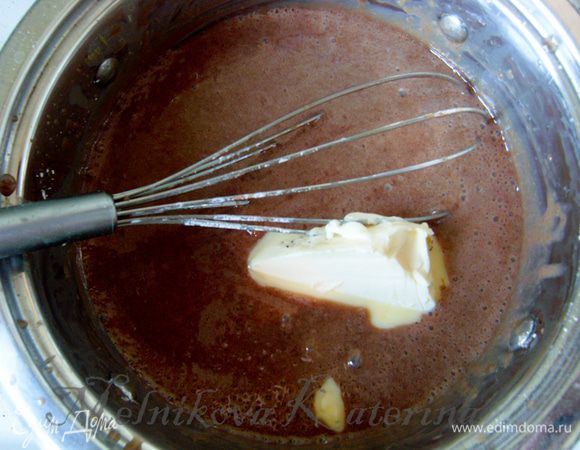 Для приготовления крема растопить в сливках шоколад, добавить сгущенное молоко и варить на медленном огне до загустения (не дать закипеть). Немного остудить, добавить сливочное масло. Поставить ненадолго в холодильник. 