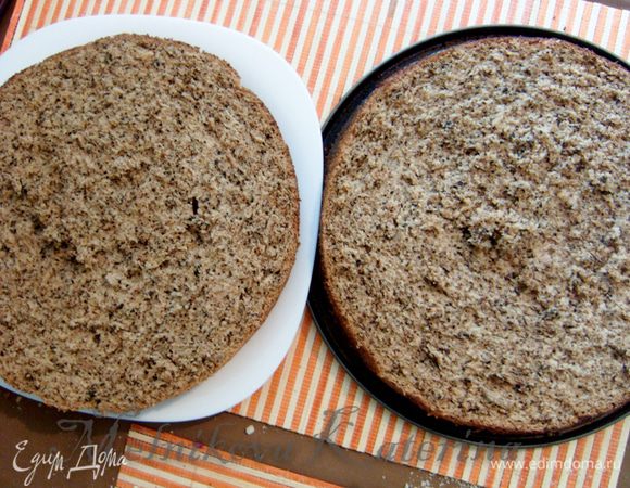 Бисквит разрезать на две части. Смазать кремом оба коржа, а также боковые части торта. 