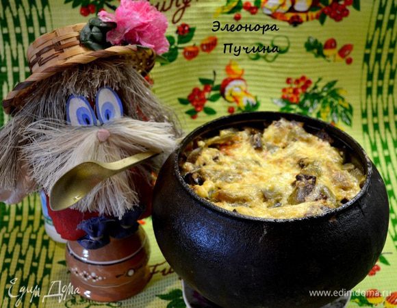 Режем курицу на кусочки,посыпаем специями(любимыми),обжариваем на сковородке с 2х сторон до золотого цвета.В это время чистим картошку,режем кубиками в чугунок,на картошку выкладываем курицу,на курицу обжаренный лук,морковку,помидор,чеснок,далее добавляем зелень укропа,петрушки,зелёную фасоль,до половины горшка добавляем кипятка.