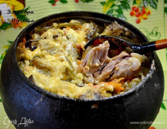 Достаём и заливаем соусом( пол стакана сметаны с на тёртым сыром ,3ст.л.воды).