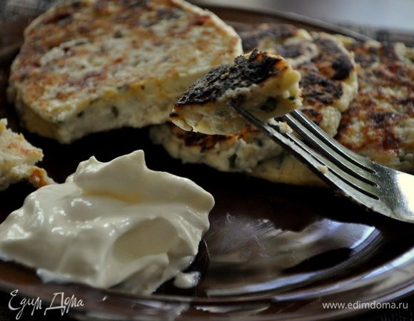 Творог хорошо смешать с брынзой (фетой), добавить зелень. Поперчить и, если надо, досолить. 
Сформировать сырники и обжарить их на разогретой сковороде на растительном масле с двух сторон до золотистой корочки. 
Подавать, полив йогуртом, смешанным с соевым соусом 
