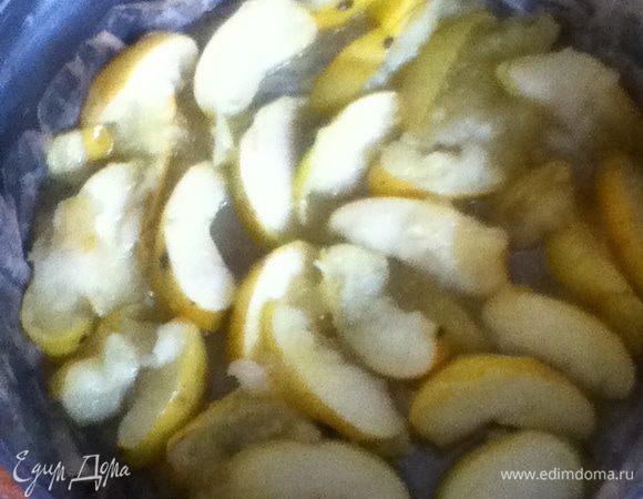 Сначала смажем бока формы маслом и застелим промасленной бумагой (я брала форму диаметром 23см). Яблоки помойте и порежьте на 8-10 долек.
В кастрюльке растопите масло, добавьте сахар (120 гр) и немного воды. Варите пока сахар не растворится. Добавьте яблоки. Варите 5-7 минут. Когда яблоки рязмякнут, выложите в вашу форму, а сироп сохраните для теста.