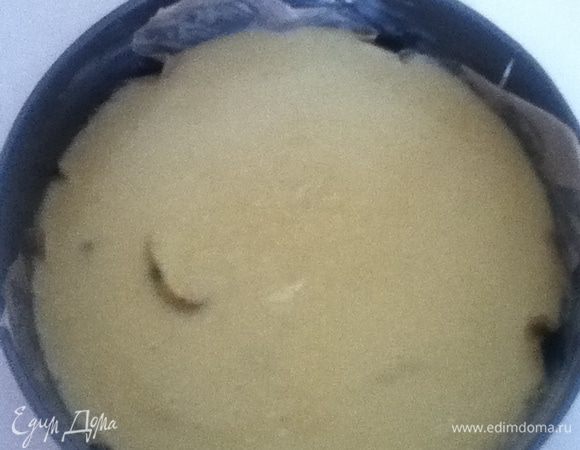 Теперь приступим к тесту. Залейте манную крупу кипящей водой, размешайте. Добавьте сахар (100 гр) и яблочный сироп, размешайте. Маргарин порежьте на куски и перемешайте миксером. Вбейте яйца. Добавьте муку, ваниль, разрыхлитель и соль, все хорошенько перемешайте миксером до однородного состояния. Залейте яблоки.