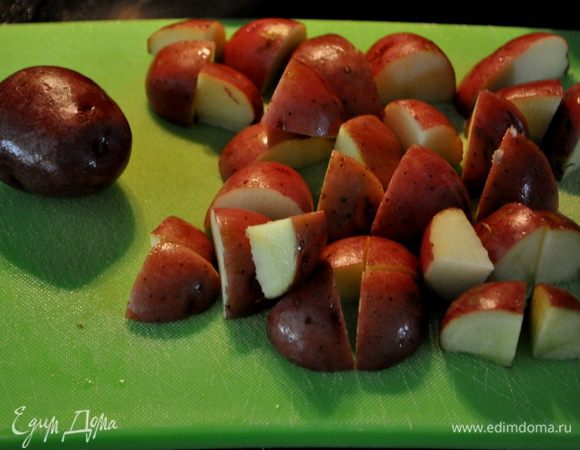 Подготовить духовку ,разогреть до 200гр.Картофель ,если небольшой разрезать на 4 части.Блюдо для духовки/можно противень/ разогреть в духовке примерно 10-15мин.