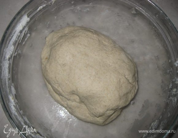 Добавляем муку, соль, растительное масло и замешиваем мягкое тесто.