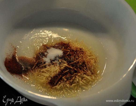 Скомбинировать все ингридиенты кроме картофеля в блюде.