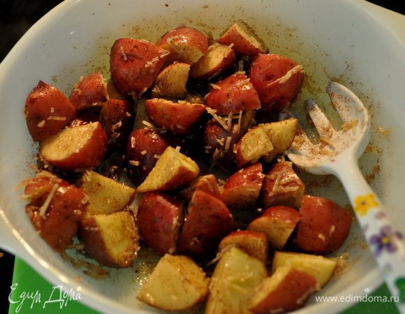 Добавить картофель и все перемешать.Осторожно все выложить на блюдо или противень горячий. Готовить примерно 35-45 минут.  